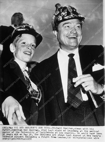 news photo Red Skelton and son on news of leukemia death 10346-14