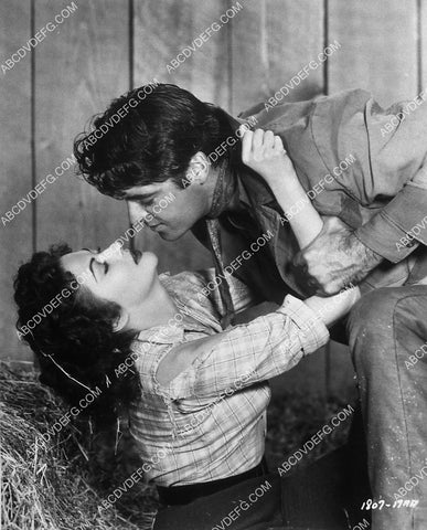 Yvonne De Carlo Rory Calhoun film Raw Edge 10771-09