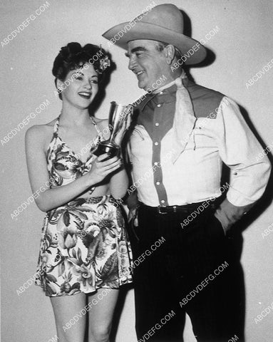 Yvonne De Carlo gets beauty trophy from William Desmond 10771-28