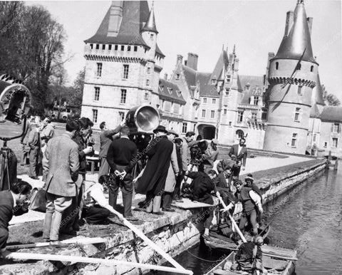 candid Robert Taylor behind the scenes Quentin Durward 1098-14