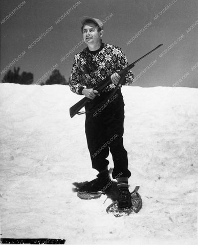candid Glenn Ford on skiing trip 10986-27