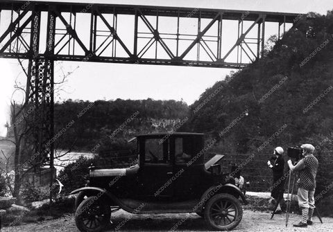 c 1918 Ford automobile and family on vacation snapping photos 1099-01