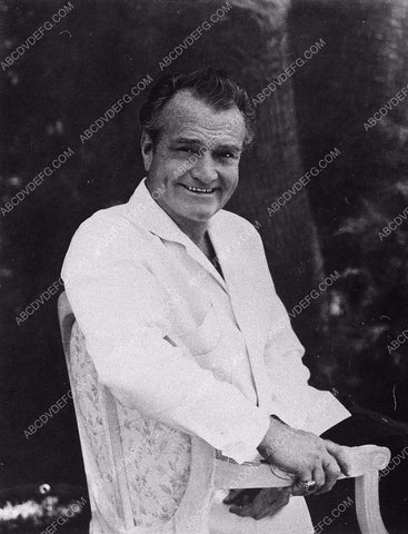 Red Skelton relaxing outdoors 11361-09