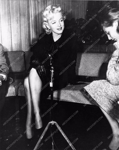 candid unpublished Marilyn Monroe giving interview 1154-27