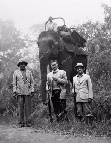 candid Errol Flynn taking a safari break during Kim 1154-34