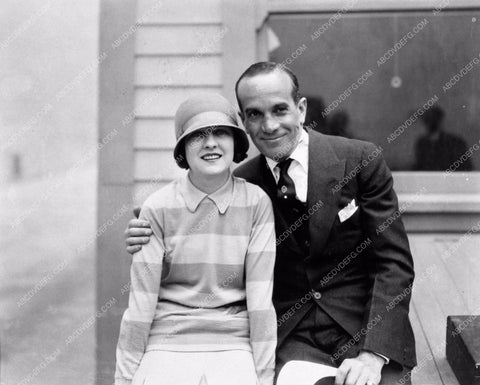 candid Al Jolson posing with a fan 1186-08
