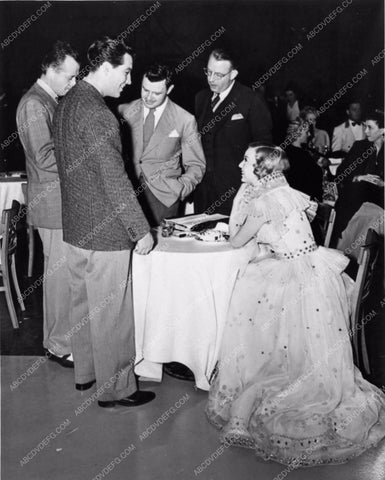 candid Robert Taylor Margaret Sullavan Shopworn Angel 1197-22