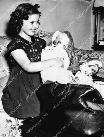 Shirley Temple keeps her dolls in a bowling ball bag 1206-04