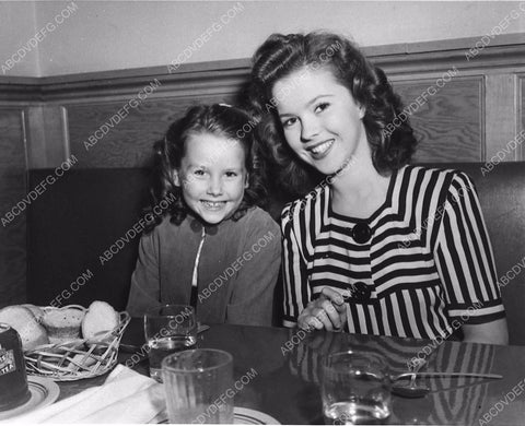 great candid Sharyn Moffet & Shirley Temple having lunch 1208-20