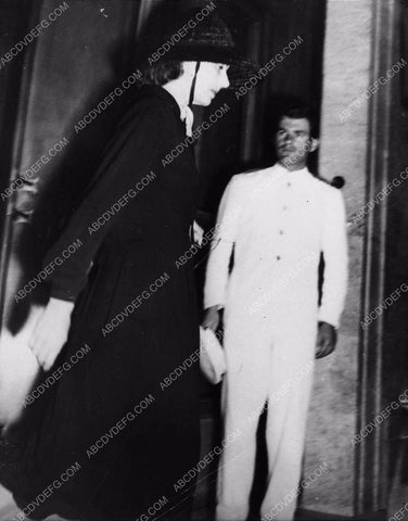news photo press catches Greta Garbo out in public 1270-18