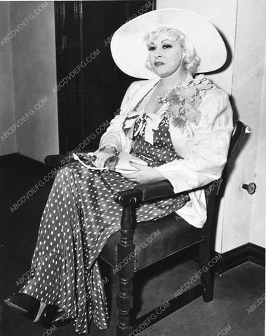 news photo candid Mae West taking it easy for a minute 1270-30