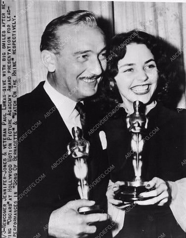 news photo Paul Lukas Jennifer Jones on stage Academy Awards 1287-32