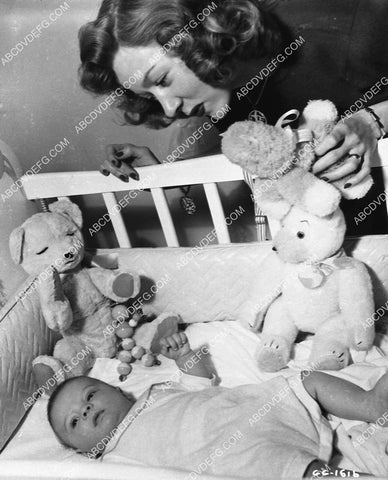 Gloria Grahame at home w son Timothy 1316-27