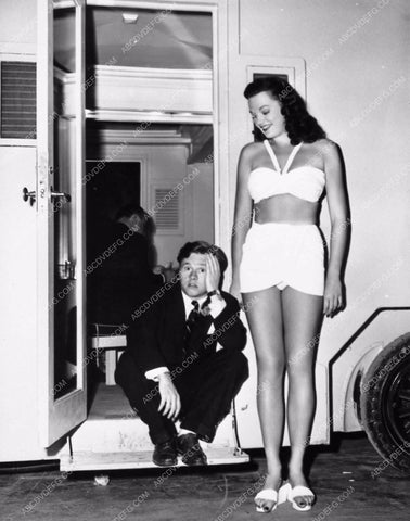 candid Mickey Rooney Dorothy Ford sexy leggy in bikini behind scenes 1328-34