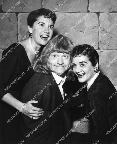 Red Skelton fills in for missing Andrews Sisters 1332-17