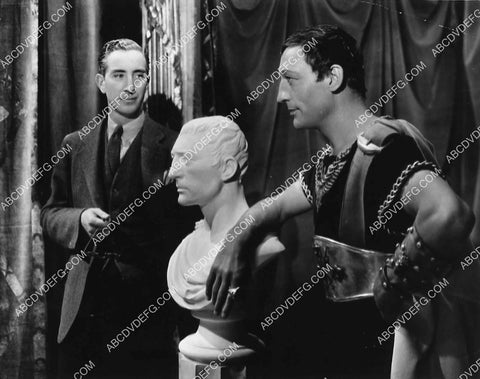candid Warren William w a bust and exec on set film Cleopatra 1332-33