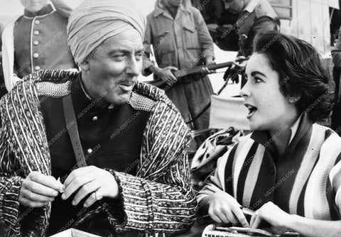 candid Hollywood Elizabeth Taylor & Michael Wilding behind scenes 1358-04