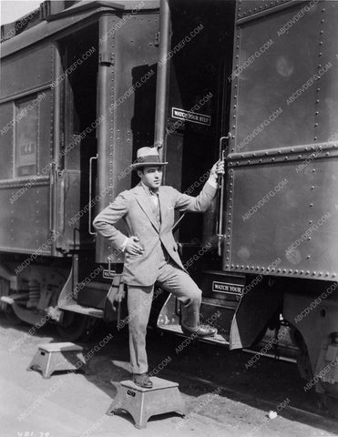 candid Rudolph Valentino boarding a train vacationing 1369-12