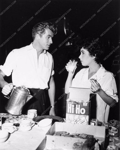 candid Elizabeth Taylor Fernando lamas behind scenes at food table 1454-07
