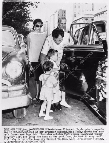 news photo Elizabeth Taylor Michael Todd take the kids out for the day 1482-14