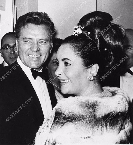 candid Richard Burton Elizabeth Taylor at some party 1482-22