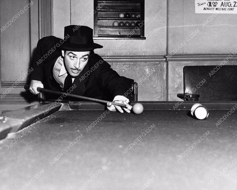 candid Robert Taylor shooting pool 1483-16