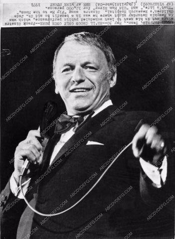 news photo Frank Sinatra live on stage 1495-33