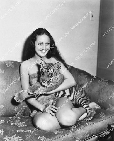 candid Dorothy Lamour w a baby tiger 1518-07