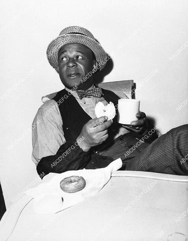 candid Eddie Anderson having coffee and donuts 1533-16