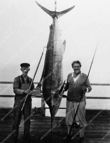 William Farnum and friend go fishing and catch one big fish 1564-07