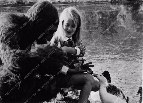 gorilla and little girl feeding the ducks film Schlock 1573-12