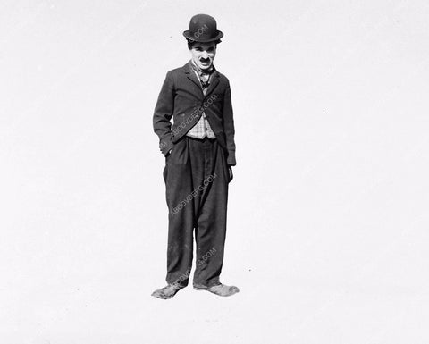 Charlie Chaplin as the tramp in bowler derby hat 1598-12
