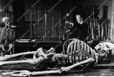Peter Cushing in the laboratory horror film The Creeping Flesh 1627-01