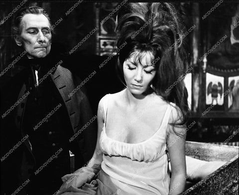Peter Cushing Ingrid Pitt horror film Vampire Lovers 1627-10