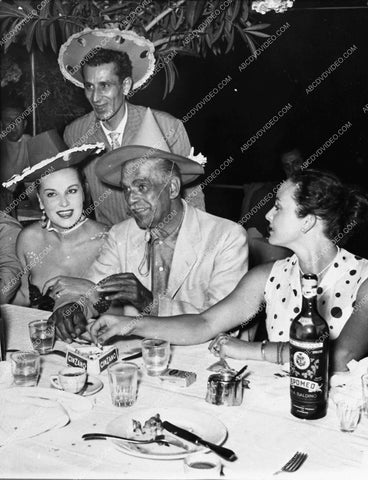 great candid Boris Karloff dining out w some friends 1645a-11