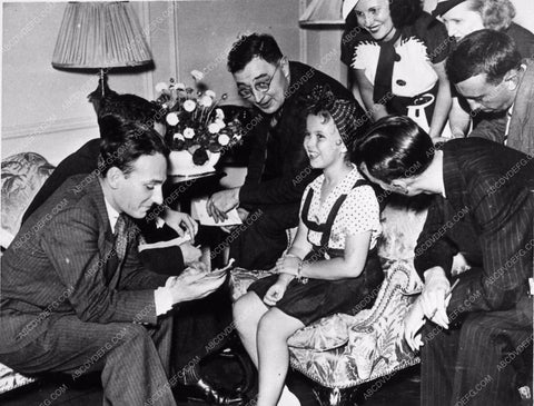 c 1938 candid Shirley Temple and on-lookers 1684-19