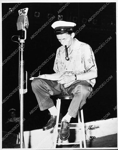 candid Frank Sinatra at the CRC microphone 1727-08