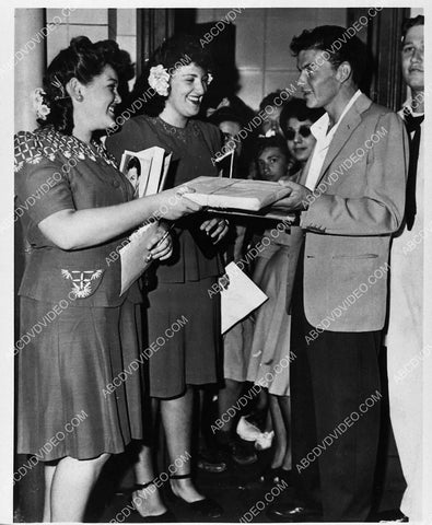 an audience of Frank Sinatra fans (99% girls) 1730-11