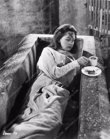 Carol Marsh behind the scenes Hammer Horror of Dracula candid 1735-28