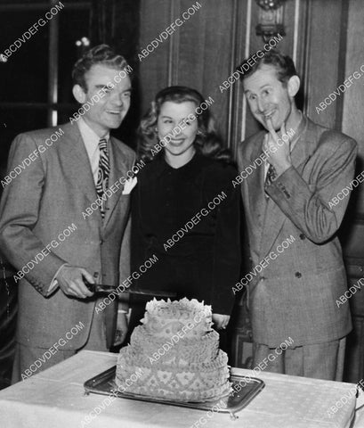 Spike Jones Helen Grayco & Doodles Weaver cut birthday cake 1751-23