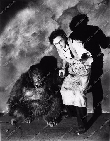 Bela Lugosi with ape Murders in Rue Morgue 1796-04
