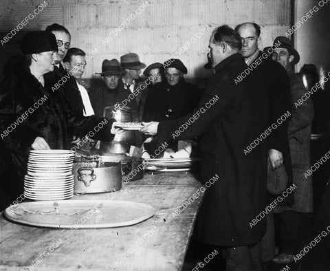 news photo depression era America men in food soup line 1827-02