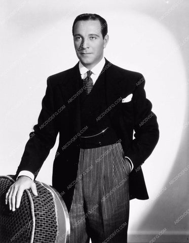 Ricardo Cortez poses for great portrait shot 1857-08