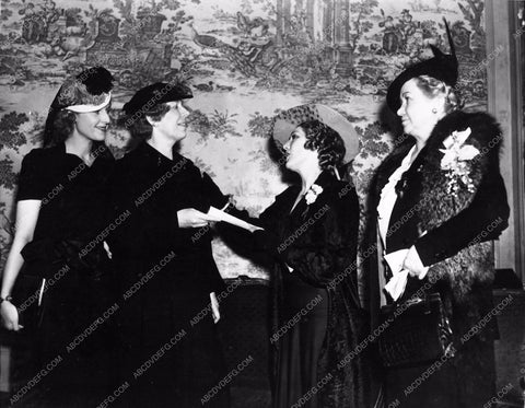 candid Mary Pickford Edna Mae Oliver and friends 1864-23