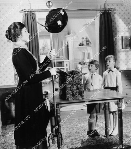 Julie Andrews and the kids film Mary Poppins 1892-10