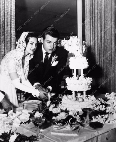candid photo Natalie Wood Robert Wagner cutting their wedding cake 1902-20