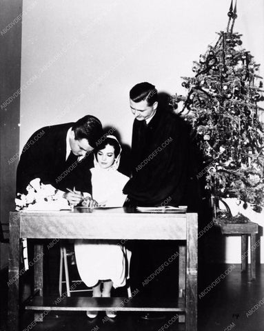 candid Robert Wagner Natalie Wood in church before marriage 1902-23