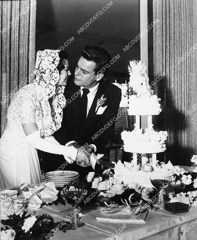 candid Natalie Wood Robert Wagner cutting their cake at wedding 1940-05