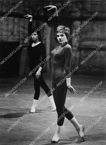 Julie Andrews Mary Tyler Moore dance practice film Thoroughly Modern Millie 1974-23