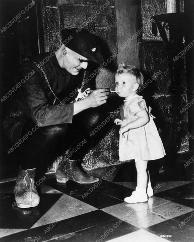 candid Boris Karloff feeding a little girl on set film Tower of London 1987-17